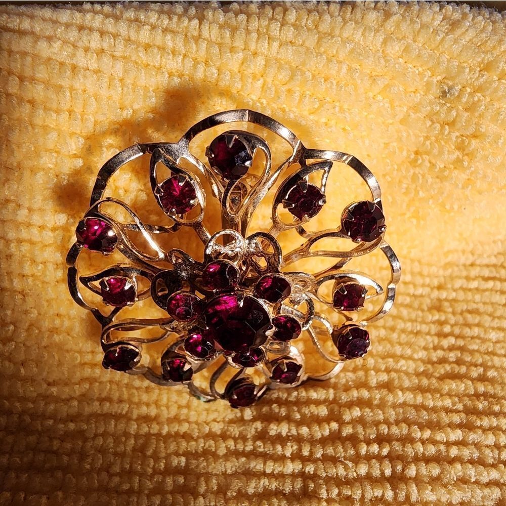 Elegant Red Gemstone Brooch - Picture 2 of 5